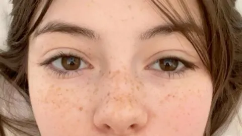 Maquillaje de pecas de ciervo para un look natural