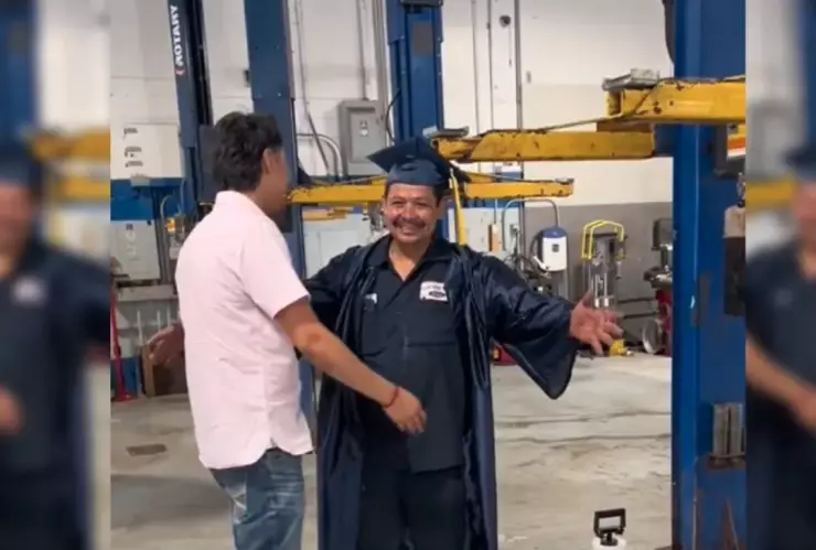 Recién egresado lleva su título universitario a su papá mecánico