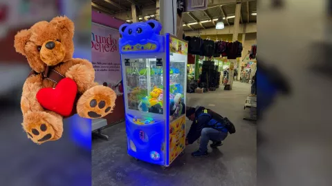 Torreón: Supervisan máquinas expendedoras de peluches