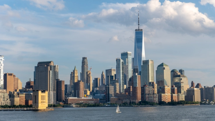 La ciudad de Nueva York a la distancia, con sus imponentes edificios y rascacielos