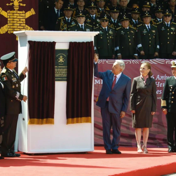 AMLO devela placa por los 200 años del Heroico Colegio Militar
