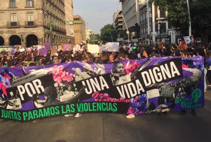 Contingente de mujeres marchando por el 8M en Guadalajara, Jalisco