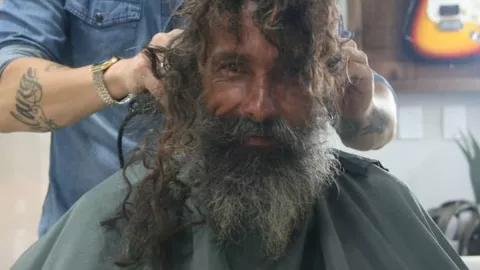 Un joven peluquero que responde al nombre de Alessandro Lobo, decidió sorprender a este hombre sin hogar con un cambio de look, el cual ha provocado un furor en redes sociales.