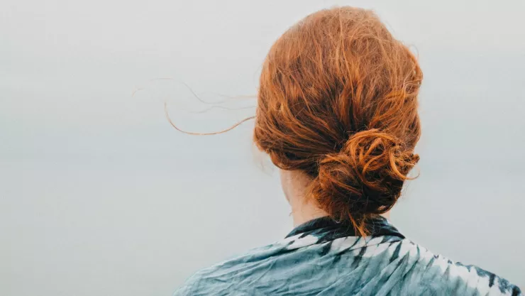 Dile adiós a las canas en 10 minutos con este tónico