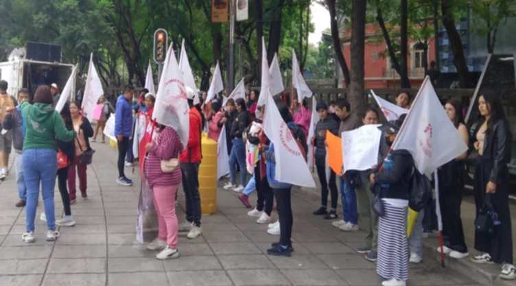 Tráfico en CDMX hoy 15 de septiembre Conoce las marchas bloqueos manifestaciones y calles afectadas. En la imagen se observa cómo varias personas se alistan para iniciar una marcha por las calles de la Ciudad de México.