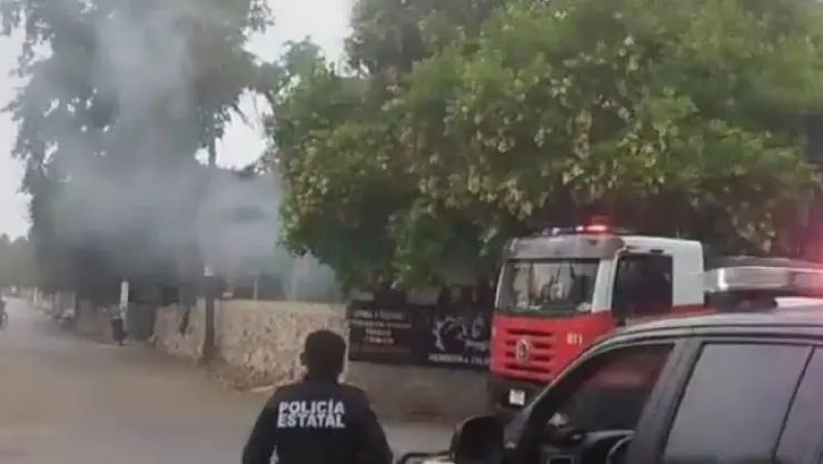 Fuerte INCENDIO en taller de herrería en Baca genera intensa movilización