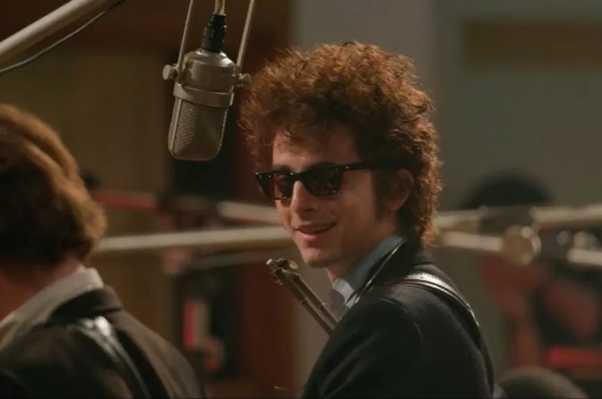 ‘Un Completo Desconocido’ fue dirigida por James Mangold, reconocido cineasta por su trabajo en películas como Logan y Le Mans ’66. Mangold, aunque no se considera un fanático acérrimo de Bob Dylan, siempre ha admirado su música y su impacto cultural.
Crédito: Searchlight Pictures