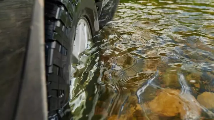 Carro arrastrado por la corriente