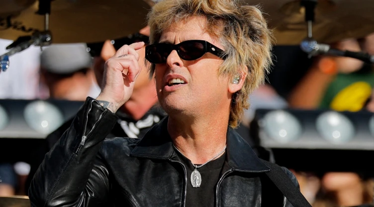 NFL - Super Bowl LX - New England Patriots v Seattle Seahawks - Levi’s Stadium, Santa Clara, California, Estados Unidos - 8 de febrero de 2026 Billie Joe Armstrong de Green Day se presenta antes del partido.