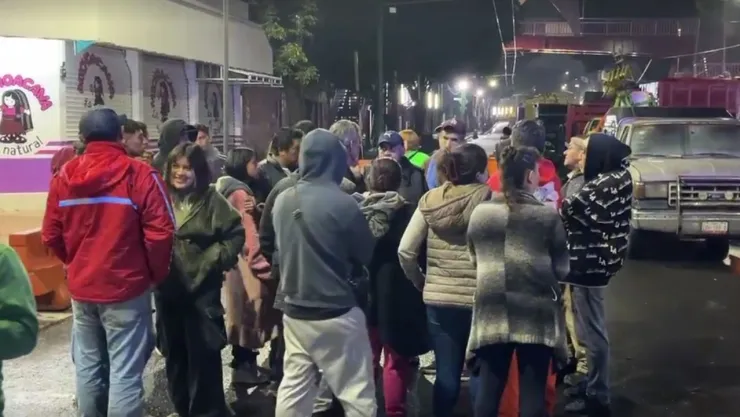 Policías frenan instalación de feria patria en Ermita Iztapalapa.