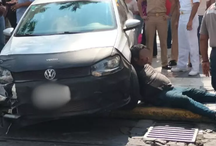 Conductor provoca choque en el centro de Veracruz
