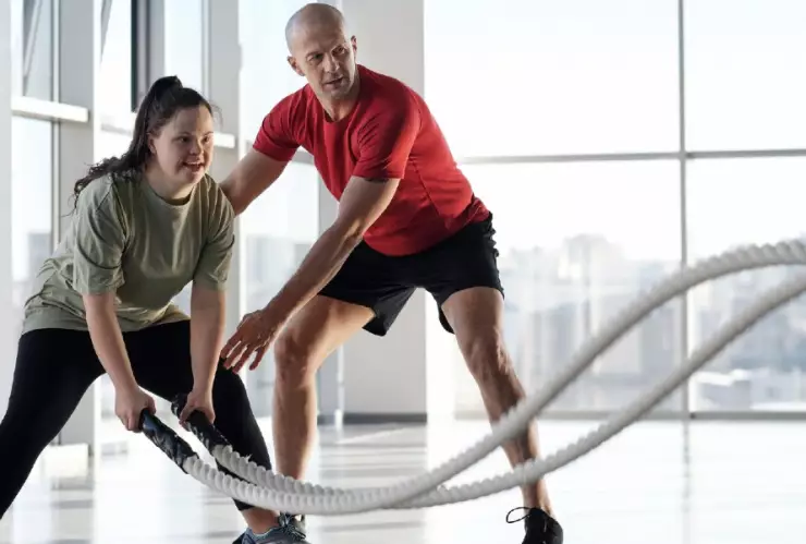 mujer hace ejercicio entrenador