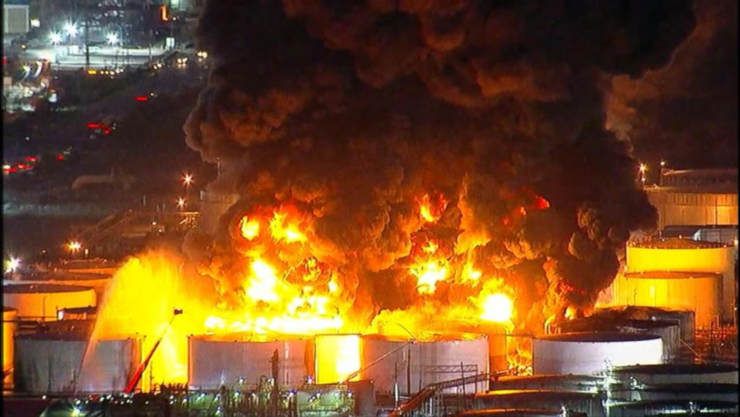 Fuerte incendio consume central eléctrica abandonada en Texas.png
