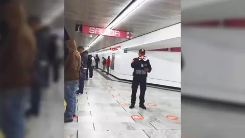 Policía anima a usurios del Metro CDMX y se vuelve viral