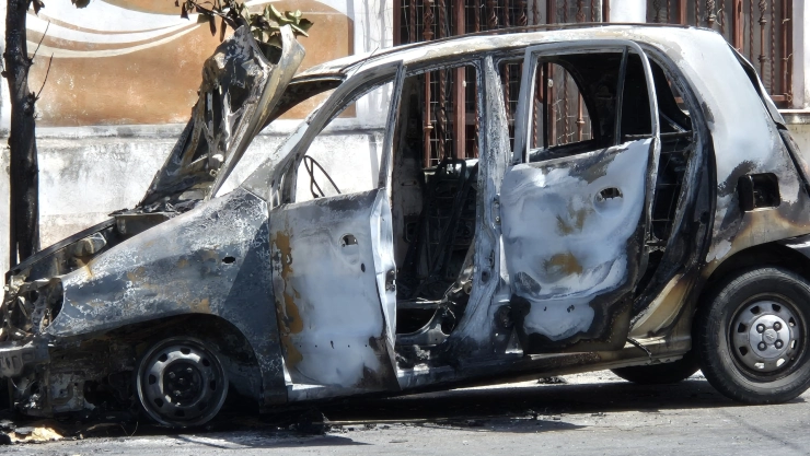 AL MOMENTO: Auto se INCENDIA tras protagonizar FUERTE ACCIDENTE en el centro de Mérida