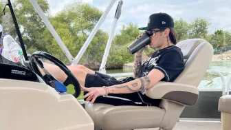 Peso Pluma en el lago.jpg