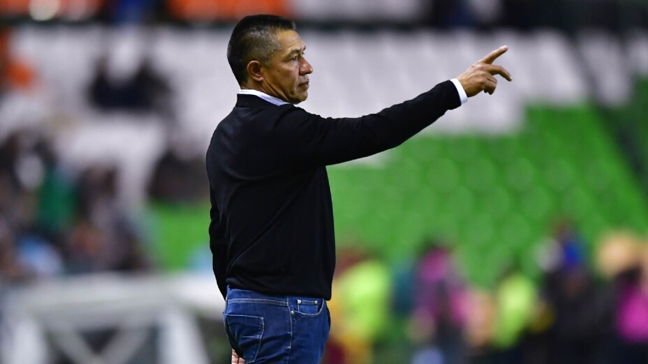 Ignacio Ambriz dirige un juego de Liga MX