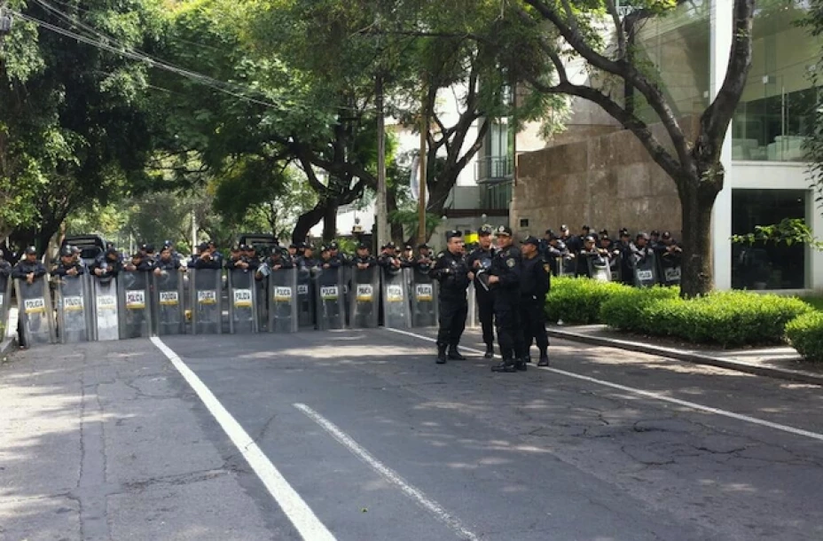 Granaderos ya esperaban ya llegada de los maestros a las embajadas