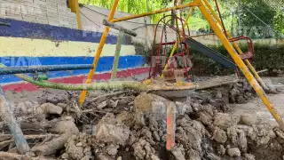A un mes de la tragedia, escuela en Pahuatlán sigue sepultada entre lodo y piedras