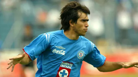 Chelito Delgado con la camiseta de Cruz Azul