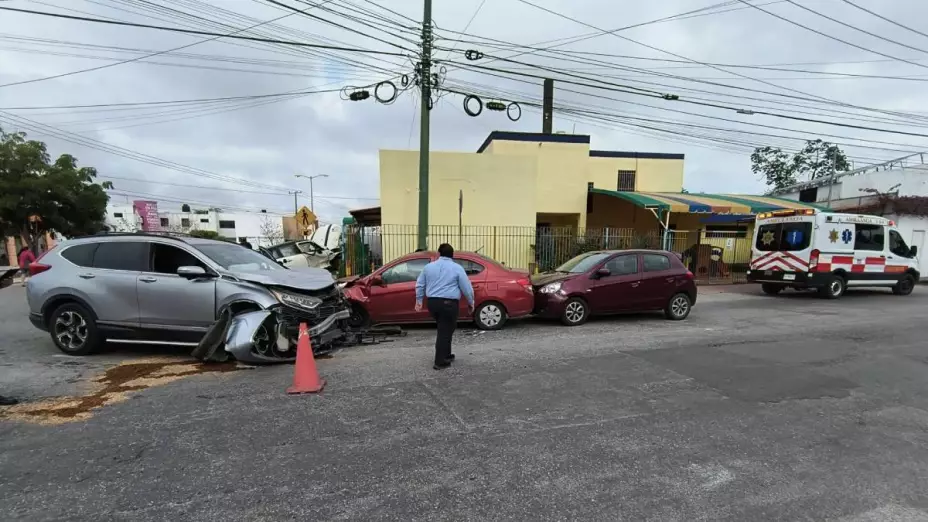 ¡Precaución! Se registra carambola tras FUERTE ACCIDENTE frente a Kínder de Altabrisa
