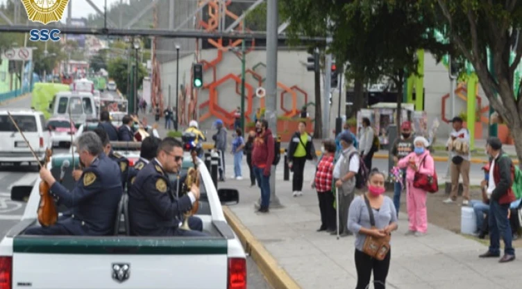 mariachis policías.jpeg