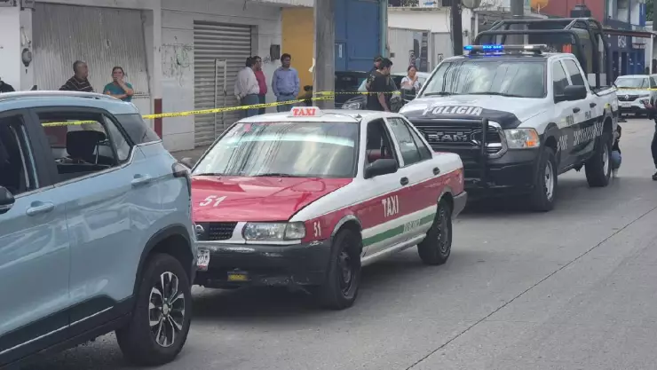 Muere taxista mientras circulaba por bulevar de Río Blanco; chocó contra una camioneta