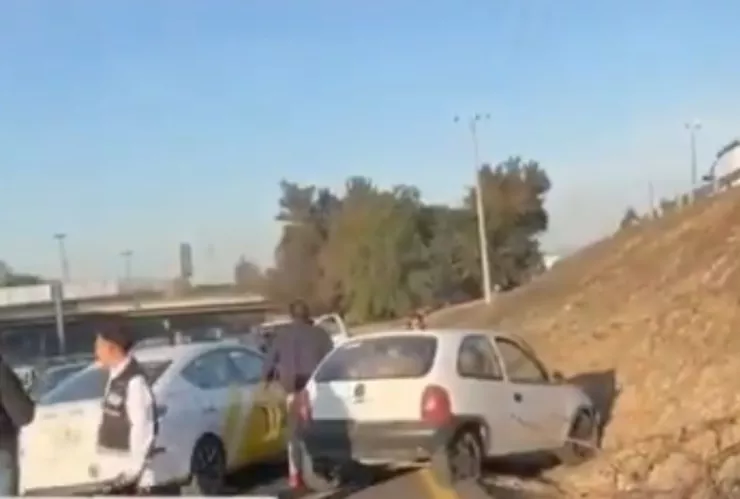 ¡Tráfico en Lázaro Cárdenas! Vehículo cae en sentido contrario sobre los carriles centrales