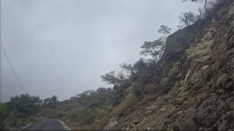 Deslaves bloquean la carretera Coxcatlán-Zoquitlán en la Sierra Negra de Puebla