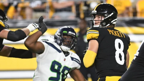 El quarterback Kenny Pickett de los Pittsburgh Steelers