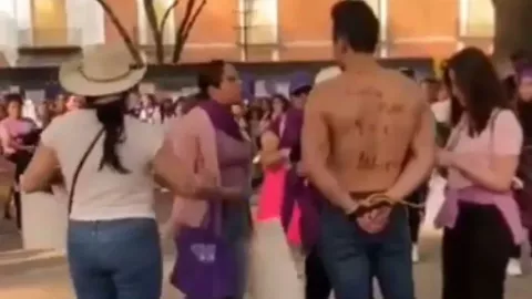 VIDEO Hombre acude a la marcha como “aliado”, lo exhiben como deudor alimentario