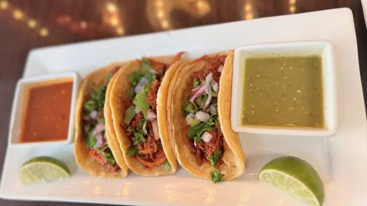 una imagen deliciosa de tacos con sus respectivas y sabrosas salsas