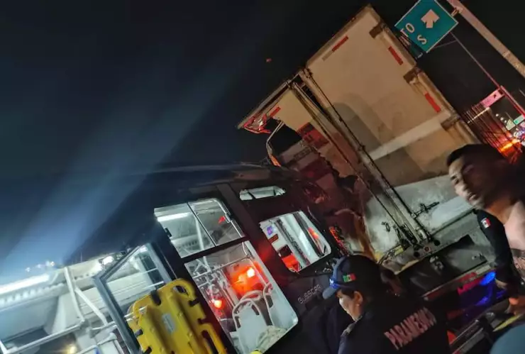 Va y Ven se impacta contra la parte trasera de un tráiler en la Mérida-Progreso