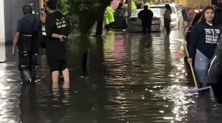 ¿Qué infecciones y enfermedades pueden afectarte tras inundaciones de aguas negras? En la imagen se observa a personas afectadas por el diluvio, exponiéndose a la combinación del agua de lluvia con aguas negras.
