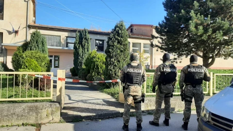 Joven ataca con un hacha a sus compañeros de escuela