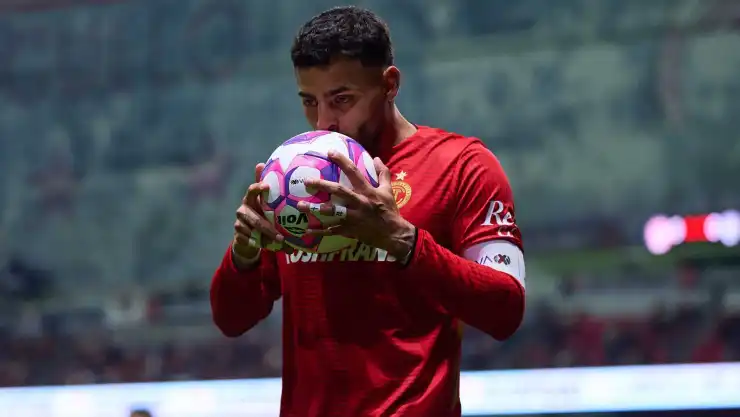 Alexis Vega juega la final de vuelta vs Tigres del Apertura 2025 de la Liga BBVA MX