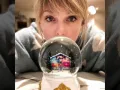Taylor bola de cristal.jpg