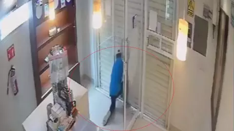 VIDEO Empleada encierra a ladrón en pastelería y pide ayuda