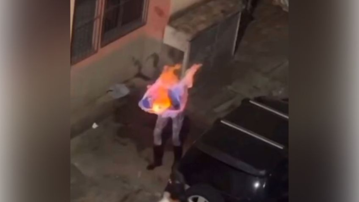 Mujer se prende fuego en Brasil.