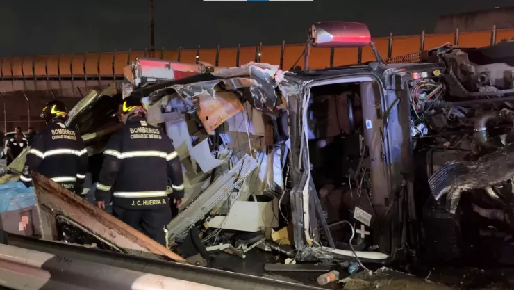 Accidente en CDMX: Tráiler con pollo congelado se vuelca en Circuito Interior; derriba postes metálicos y una reja