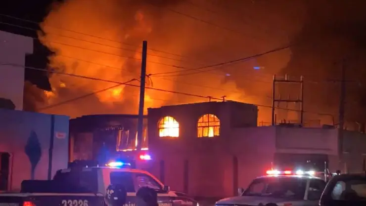 Se-incendia-fábrica-de-muebles-en-San-Pedro.jpg