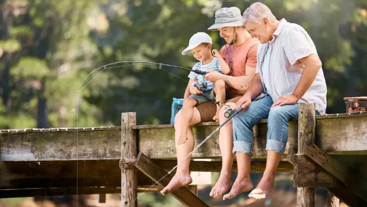 Una familia pesca feliz y unida