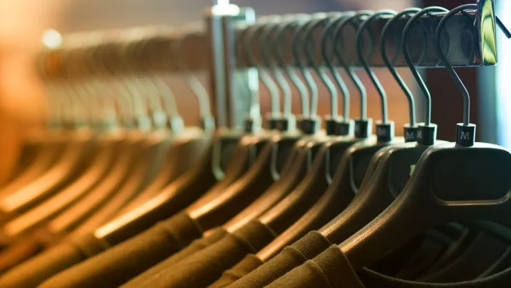 El truco para eliminar el olor a humedad en la ropa guardada