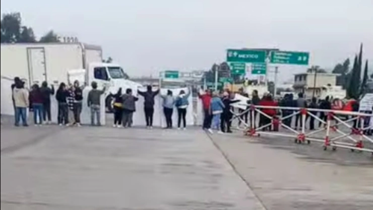 CIERRE TOTAL en la autopista México-Puebla, altura de la caseta San Marcos hoy.jpg
