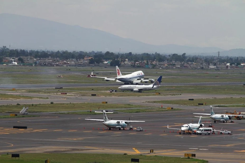 En todo momento se encuentren cuando menos 2 personas autorizadas y entrenadas dentro de la cabina de pilotos.