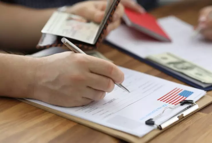 Una persona llena una solicitud de visado para Estados Unidos.