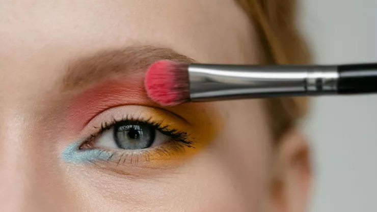 Este es el truco para difuminar las sombras sin que pierdan su color, según expertos