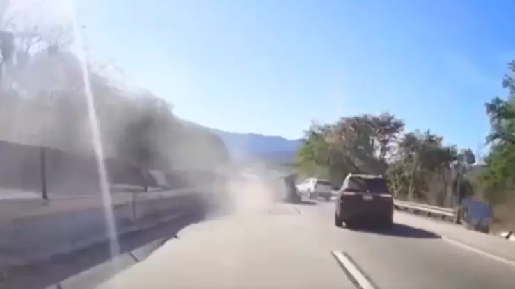 Familia sobrevive a volcadura en la Autopista del Sol.