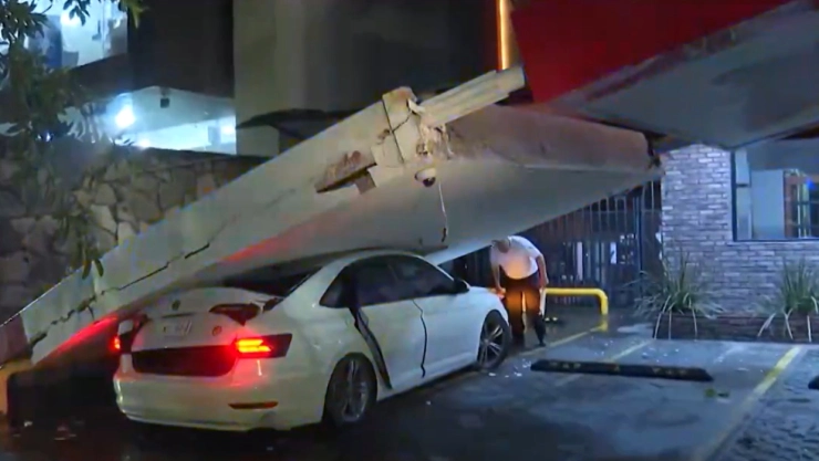 Cae-espectacular-en-Jalisco-daña-auto-y-panadería