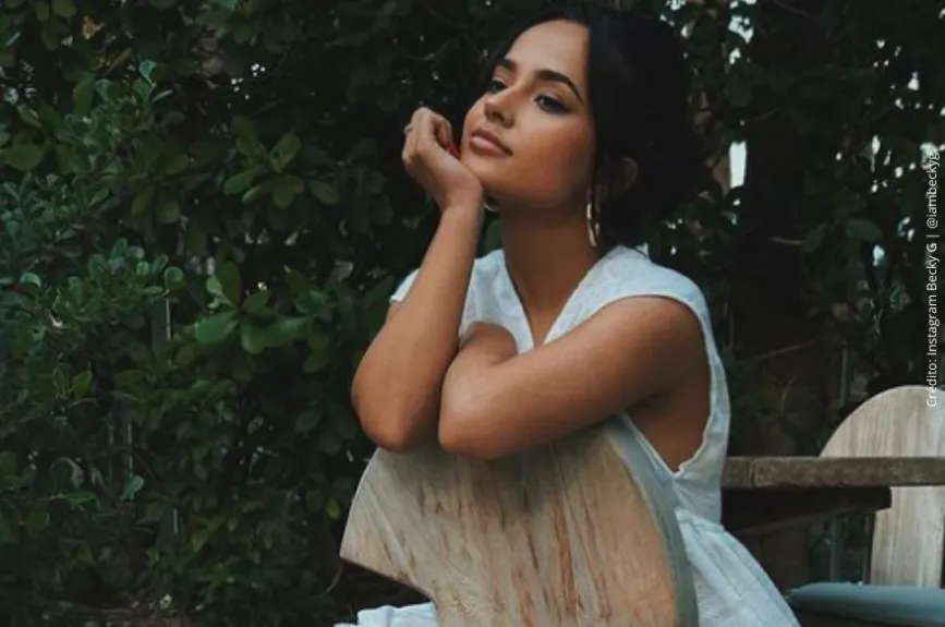 Becky G en una silla. .jpg